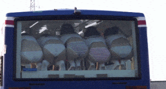 JKコスプレ　エロGIF画像｜バスで女子高生集団で露出している感じのエロGIF（ほぼネタ枠）