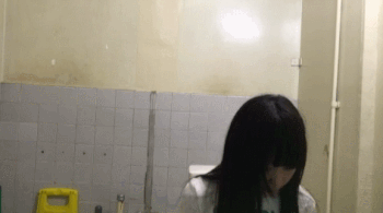 レイプエロGIF画像｜J○がトイレを開けられてレイプされてる感じのエロギフ