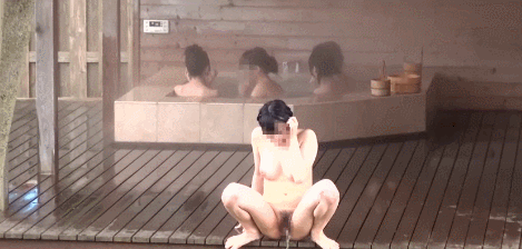 おしっこエロGIF画像｜露天風呂でおしっこする修学旅行生（仮）のエロGIF画像