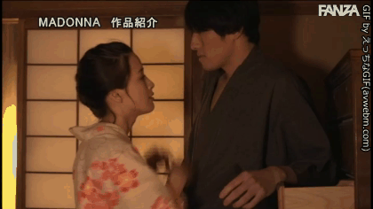 juq00038 7 汗ほとばしる人妻の圧倒的な腰振りで、僕は一度も腰を動かさずに中出ししてしまった。 向井藍GIF画像